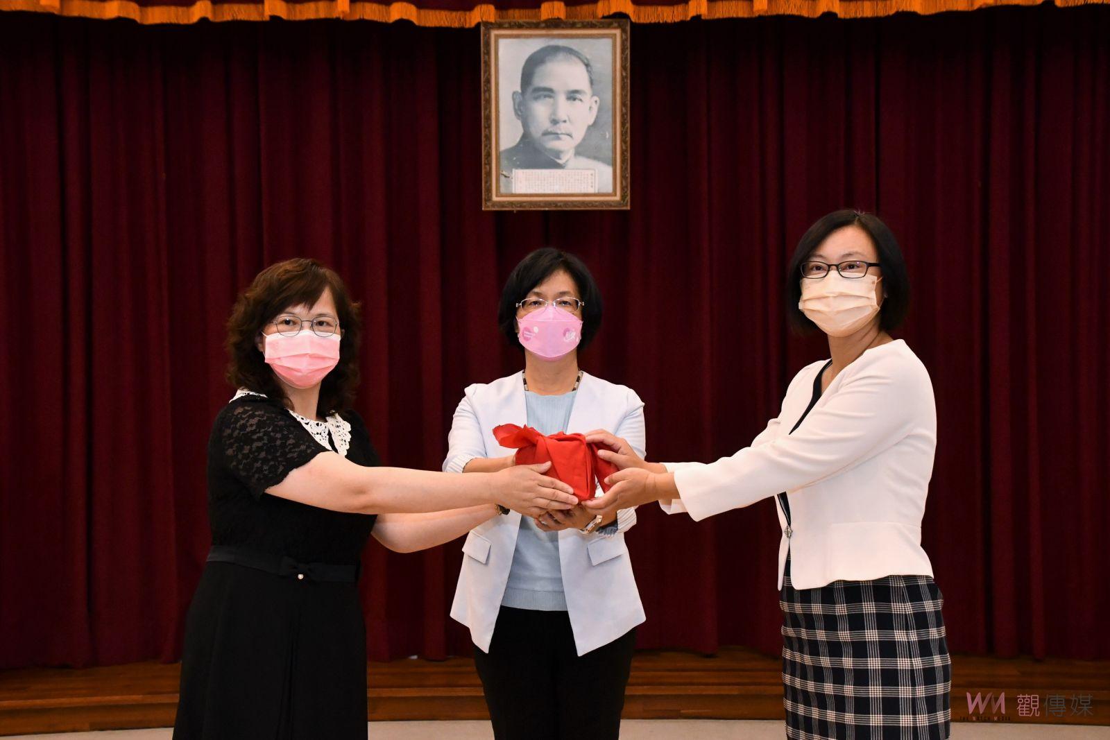 影／中小學校長交接　王惠美期勉發揮領航者角色開創教育新局 - https://www.watchmedia01.com