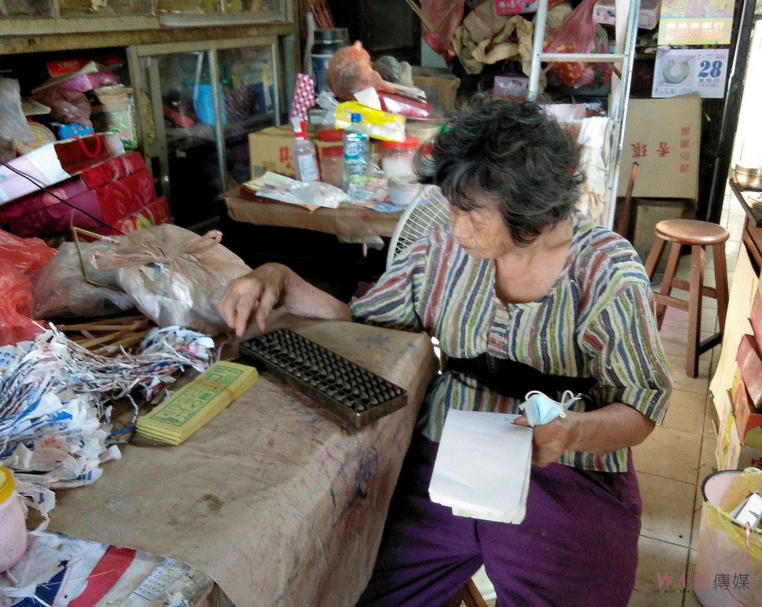 影／人間國寶！鹿港手工七娘媽亭　90歲許璧還阿嬤親手製作 - https://www.watchmedia01.com