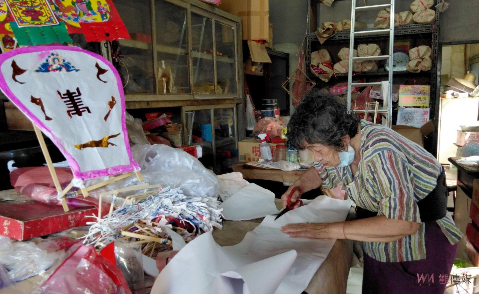 影／人間國寶！鹿港手工七娘媽亭　90歲許璧還阿嬤親手製作 - https://www.watchmedia01.com