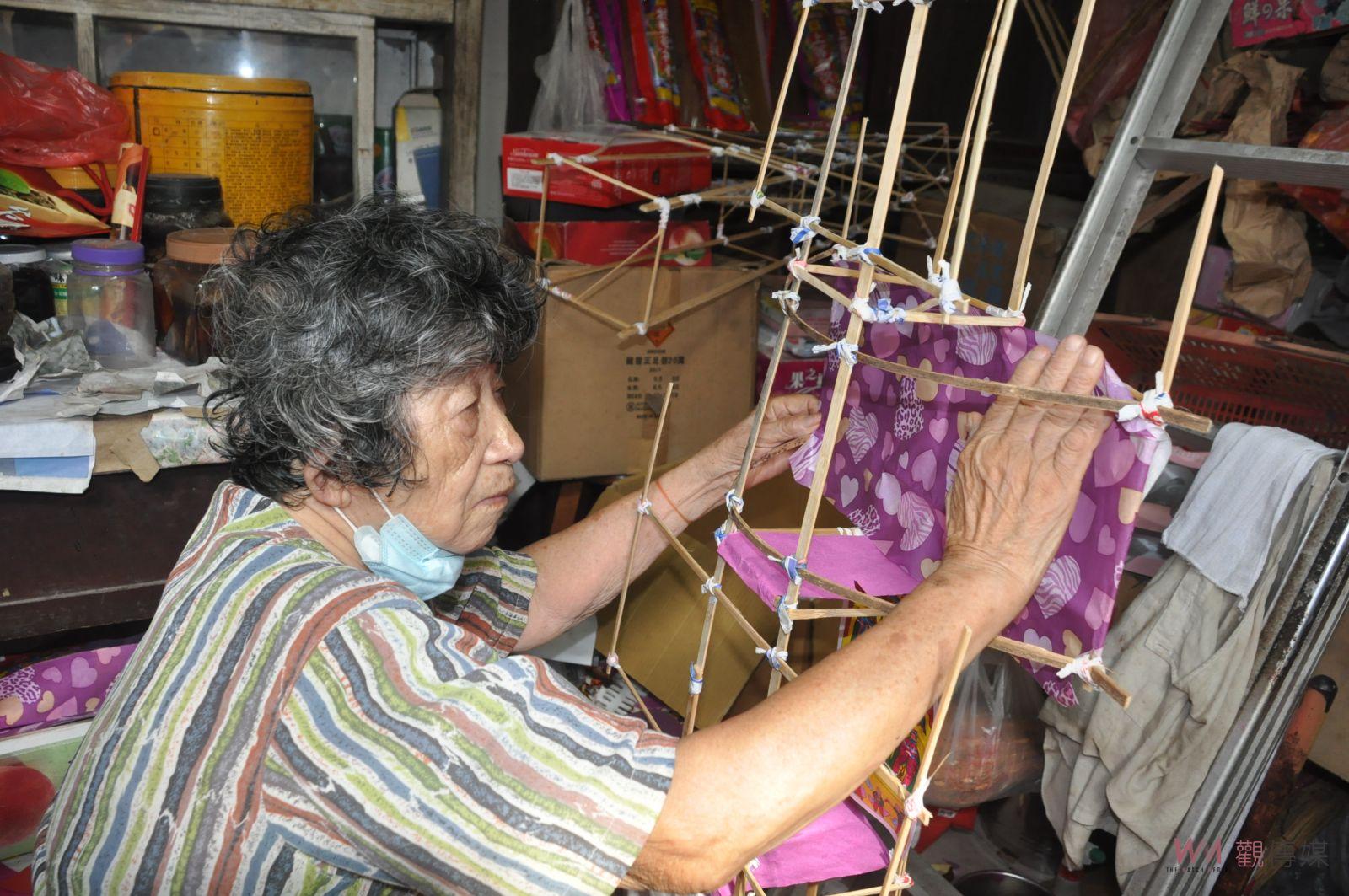 影／人間國寶！鹿港手工七娘媽亭　90歲許璧還阿嬤親手製作 - https://www.watchmedia01.com