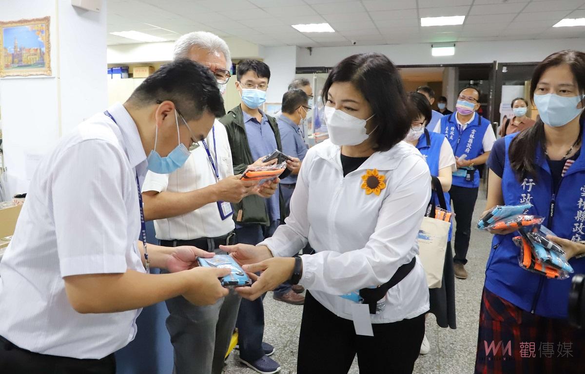 雲縣府祝賀男性同仁父親節　張麗善致贈運動腰包表達心意 - https://www.watchmedia01.com