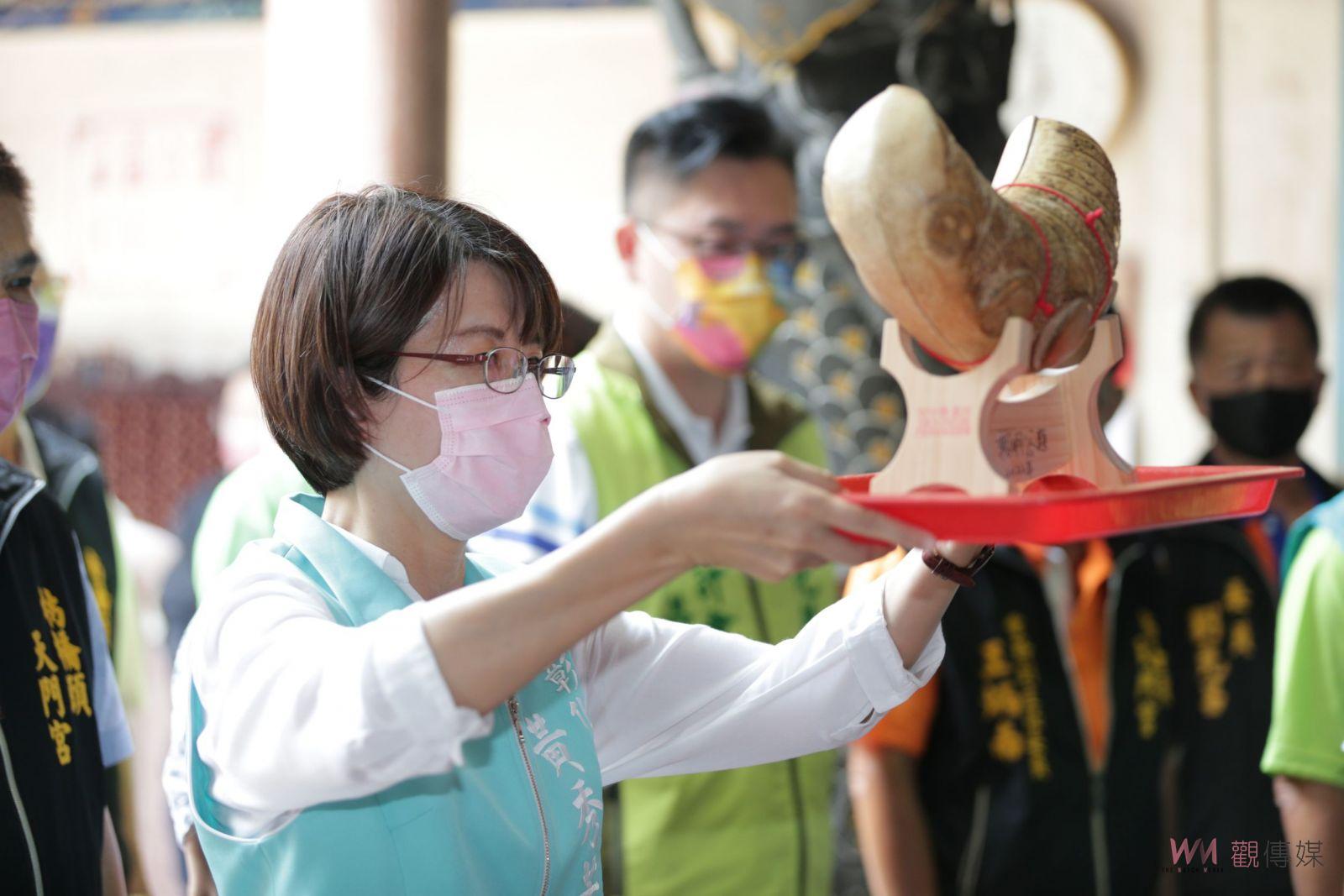 影／民進黨彰化縣長參選人黃秀芳向天門宮媽祖告狀　中國嘴巴罵美國卻出手打台灣 - https://www.watchmedia01.com