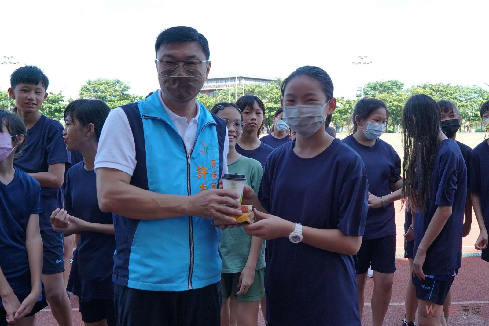影／風雨無阻！鹿港鎮長許志宏慰勞縣運選手　期拿下佳績凱旋歸來 - https://www.watchmedia01.com