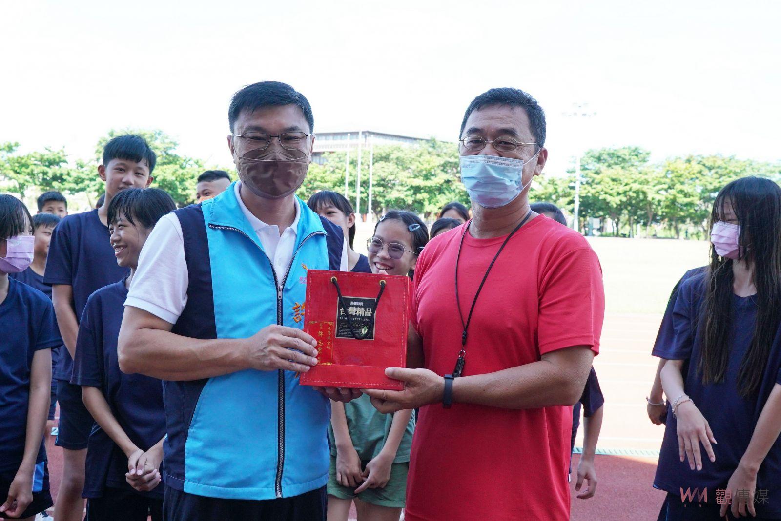 影／風雨無阻！鹿港鎮長許志宏慰勞縣運選手　期拿下佳績凱旋歸來 - https://www.watchmedia01.com