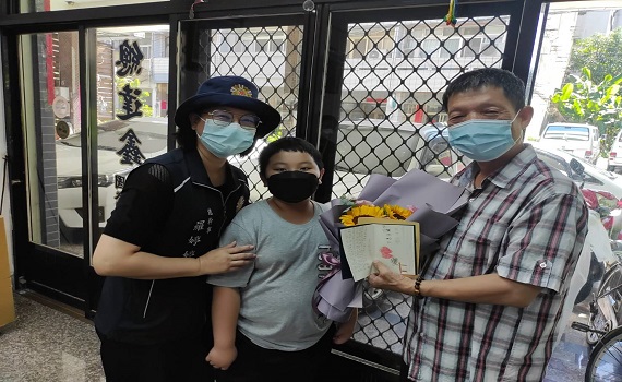榮民學子父親節感恩獻禮！南投縣榮民服務處受助學童致送認養人鮮花、卡片 - https://www.watchmedia01.com