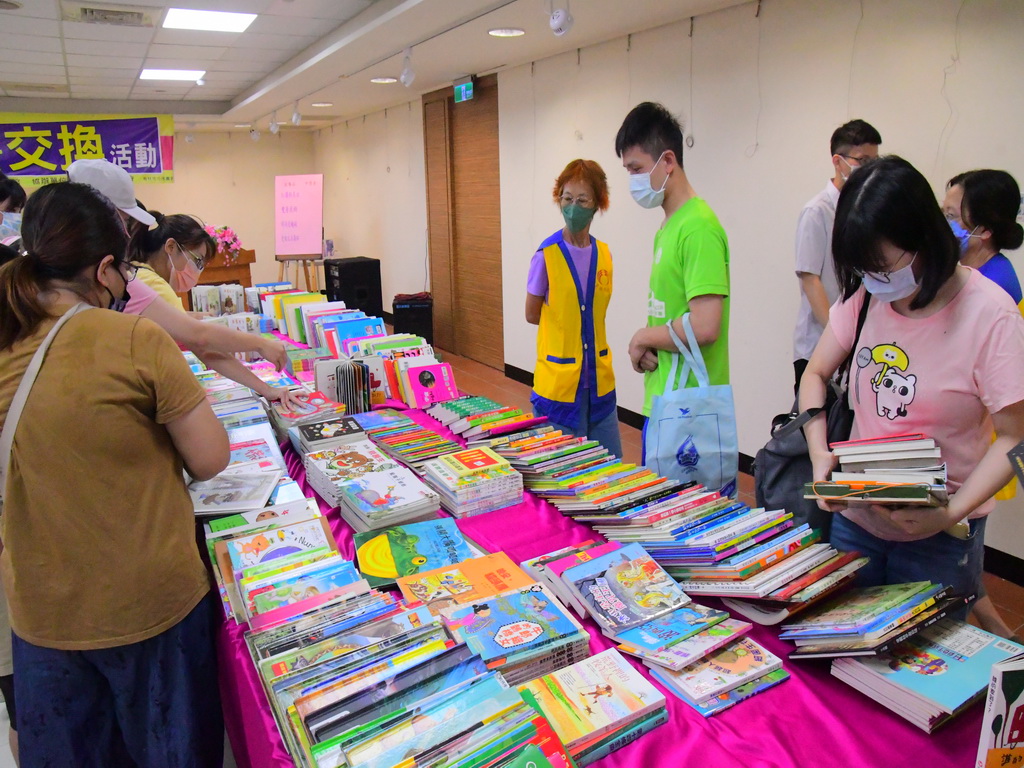員林市圖好書交換 書尚往來二千本書刊找到新主人 - https://www.watchmedia01.com