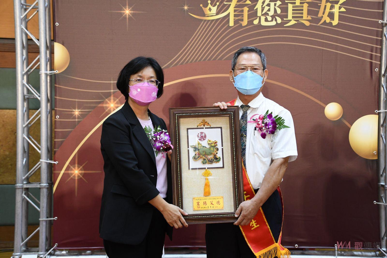 影／感恩父親無私奉獻　榮耀父愛‧有您真好　彰縣表揚38位模範父親 - https://www.watchmedia01.com