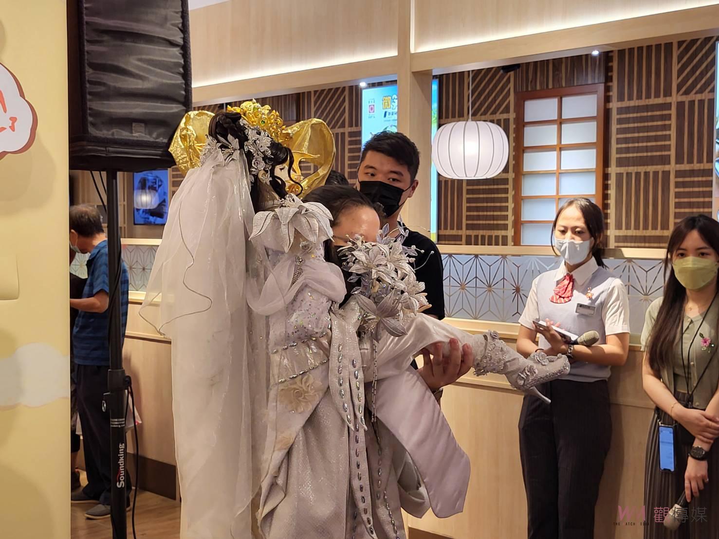 《是誰切洋蔥夏季展》登場　白紗小姐露鞋腿吸睛 - https://www.watchmedia01.com