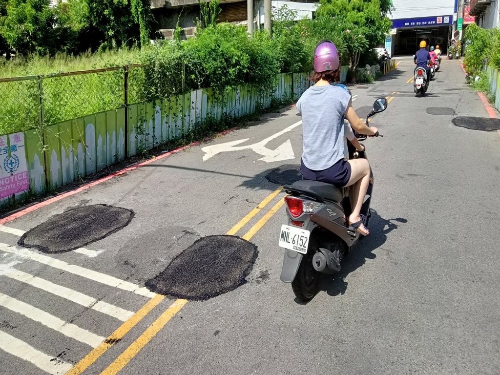 彰化縣妙惠慈善會作功德積善緣 鋪路補洞三十年如一日 - https://www.watchmedia01.com