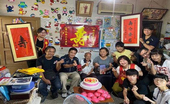 樂觀開朗榮民人瑞鍾伯伯百歲嵩壽 - https://www.watchmedia01.com