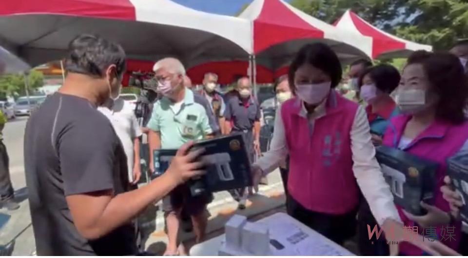影／防疫超前部署　溪湖鎮公所無償借用血氧機與社區分發酒精噴霧槍 - https://www.watchmedia01.com
