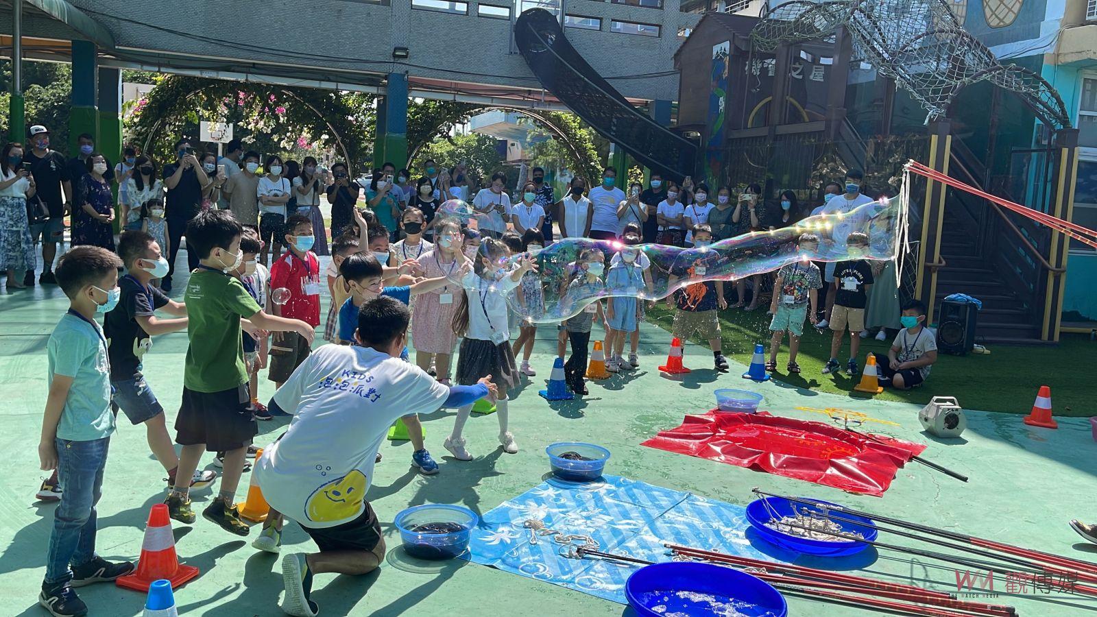 影／久違的實體開學日！卦山特色小學開學好好玩　迎新泡泡趴讓新生嗨翻 - https://www.watchmedia01.com