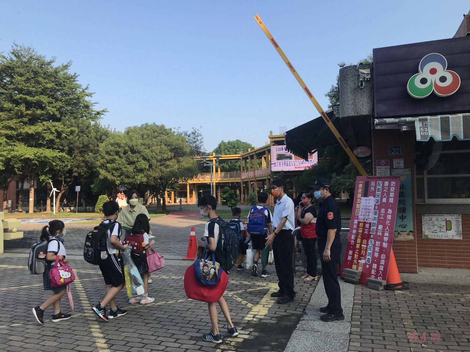 影／開學了！波麗士執行護童專案　警察大頭娃娃迎學童上學 - https://www.watchmedia01.com