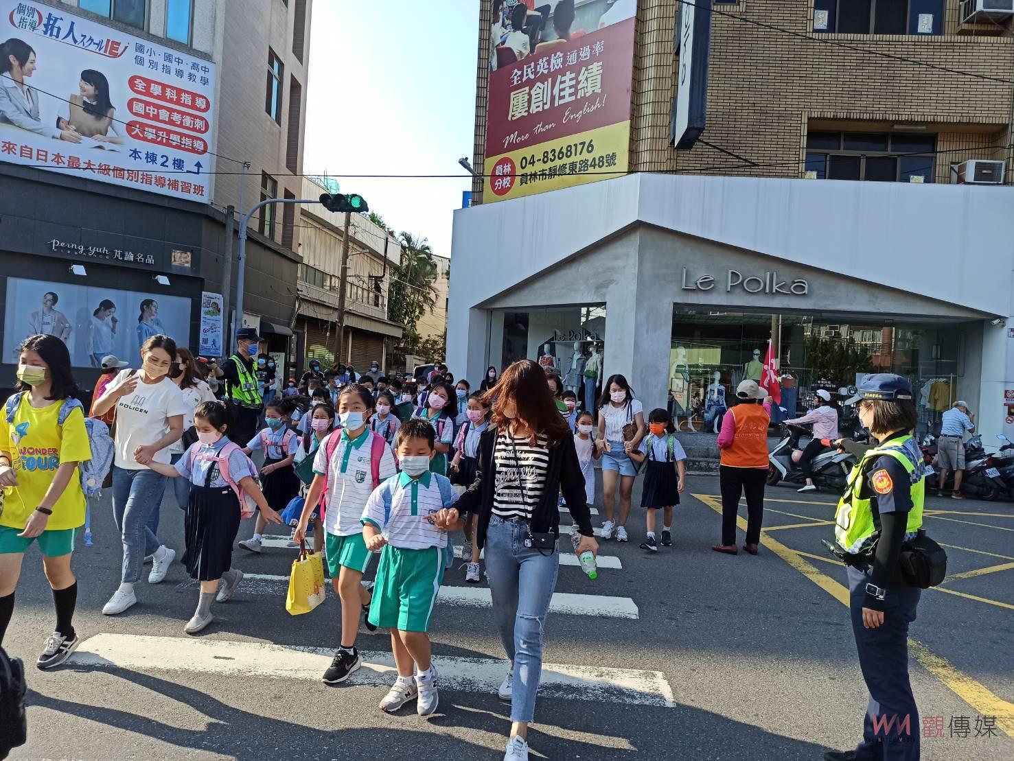 影／開學了！波麗士執行護童專案　警察大頭娃娃迎學童上學 - https://www.watchmedia01.com