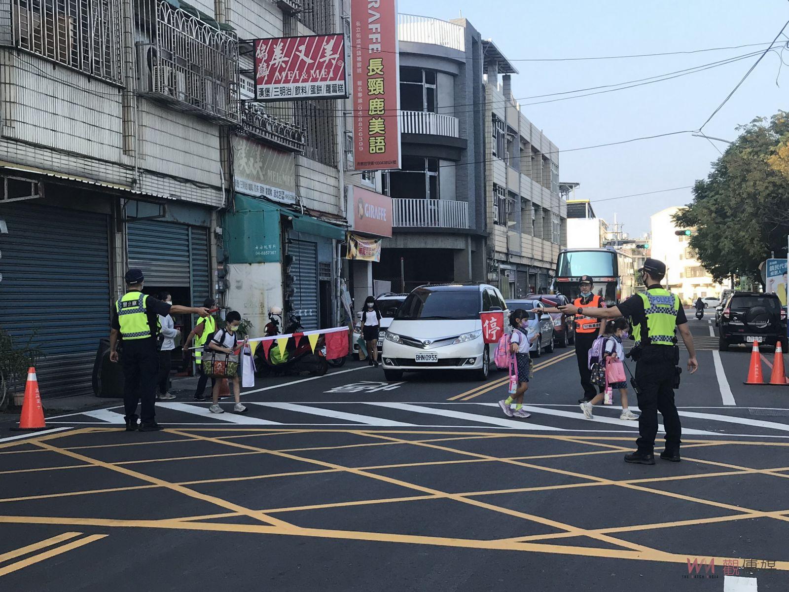 影／開學了！波麗士執行護童專案　警察大頭娃娃迎學童上學 - https://www.watchmedia01.com