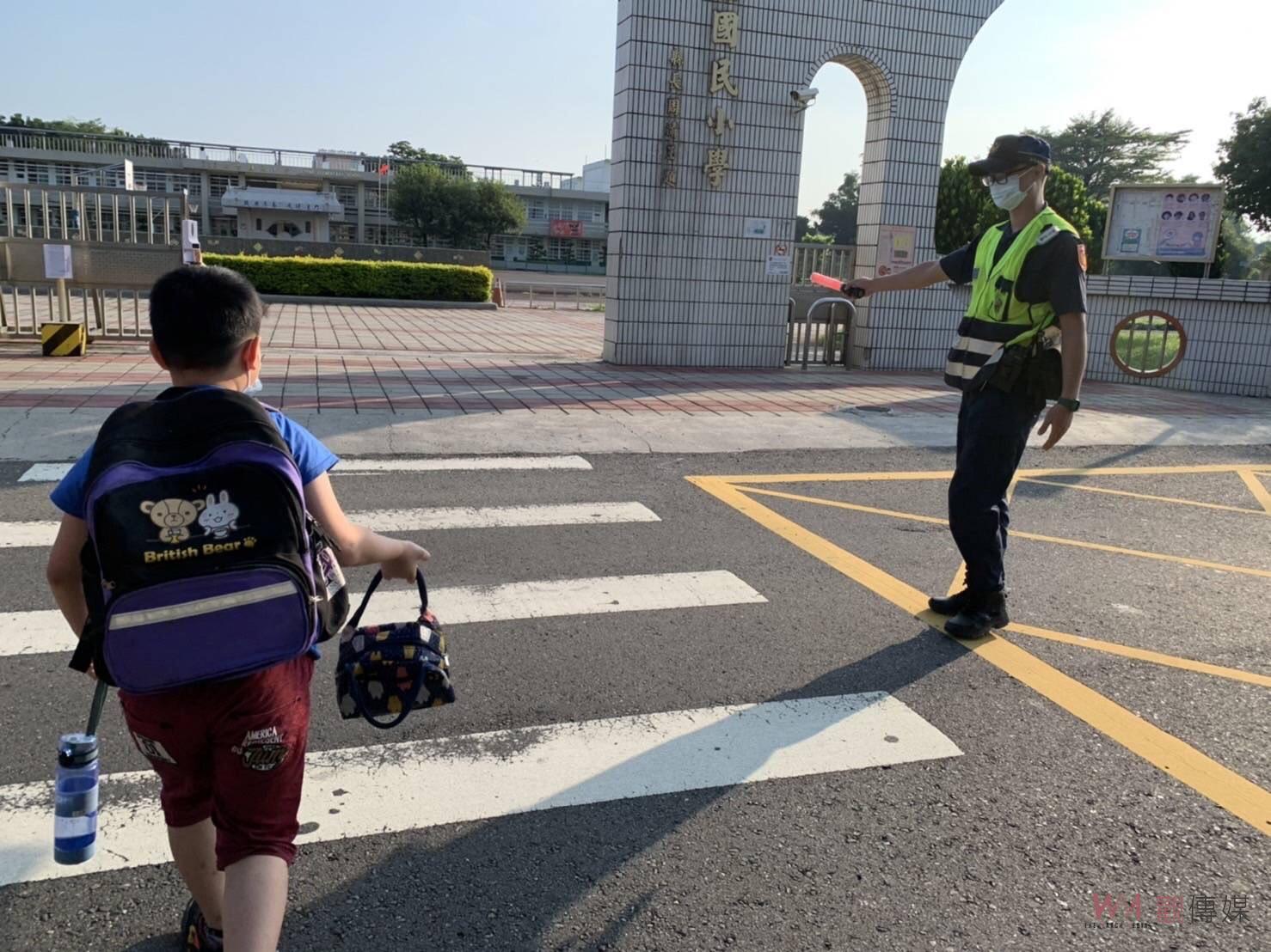 影／開學了！波麗士執行護童專案　警察大頭娃娃迎學童上學 - https://www.watchmedia01.com