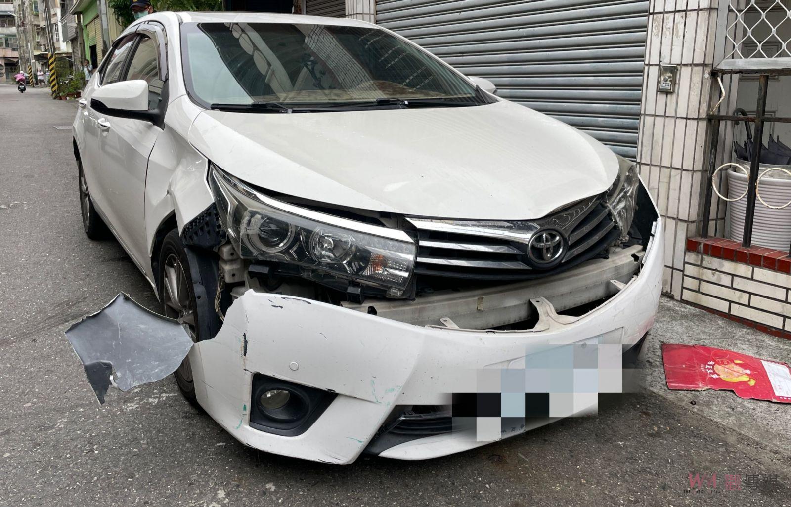 口角引發衝突 台南兩方人馬駕車互撞大門 - https://www.watchmedia01.com
