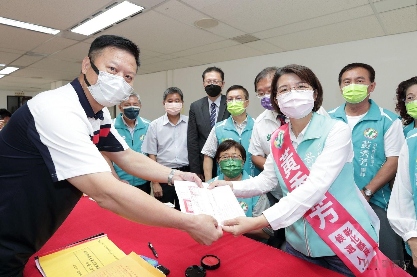 影／逆風前行！民進黨彰化縣長參選人黃秀芳單車隊伍完成登記 - https://www.watchmedia01.com