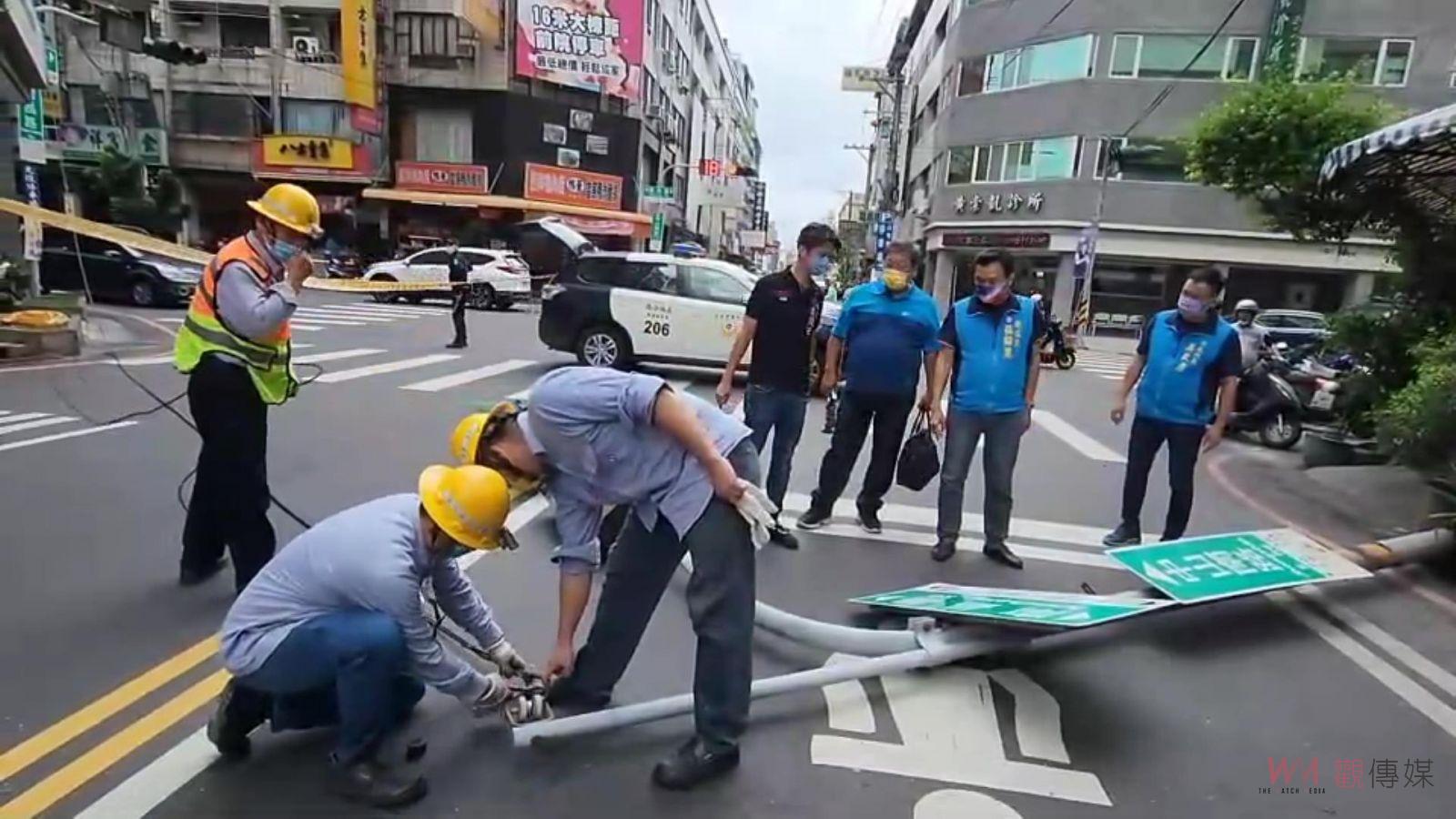 影／軒嵐諾掀強風　員林市一號誌燈應聲倒地砸中機車女騎士送醫急救 - https://www.watchmedia01.com
