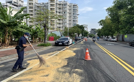 道路發現200公尺長油漬 南投縣草屯警察迅速清除受民眾肯定 - https://www.watchmedia01.com