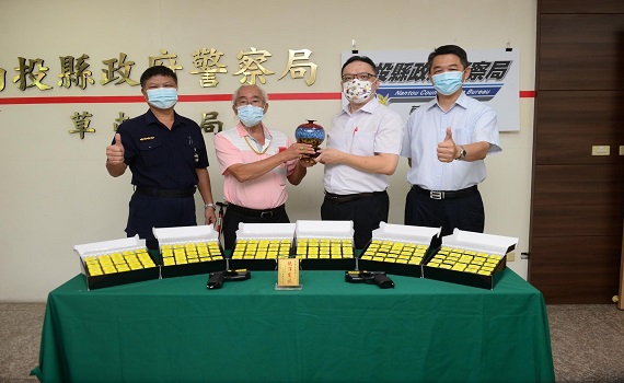 石龍宮捐贈草屯分局電擊槍訓練卡匣 提升員警執勤安全 - https://www.watchmedia01.com