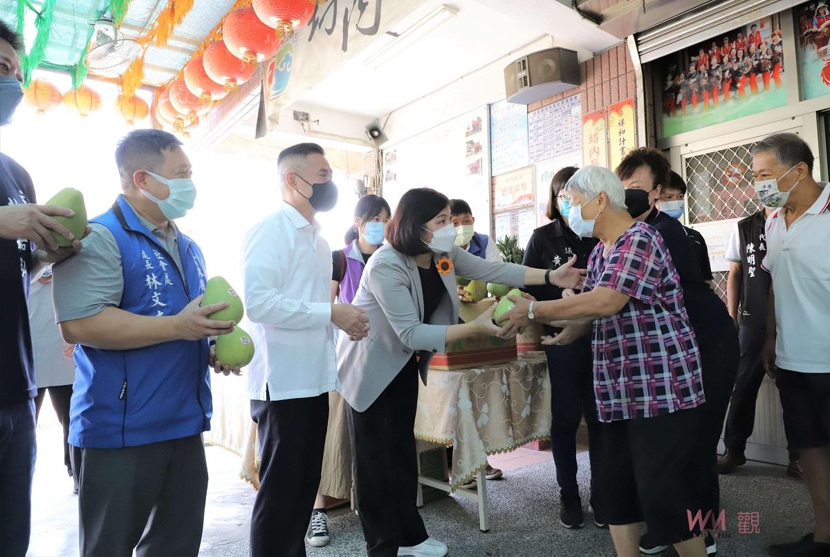 影／秋節前雲縣府致贈長青食堂文旦　「柚來團圓」讓長輩感受過節氣氛 - https://www.watchmedia01.com