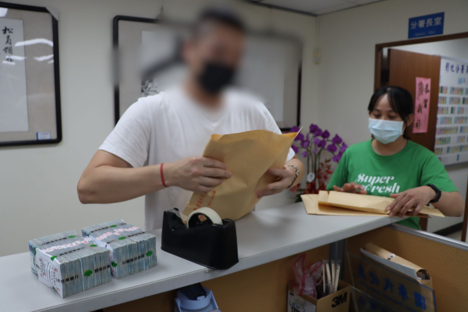 影／火速救援！欠稅男抗稅遭管收　秒籌300萬換與孕妻團聚度中秋 - https://www.watchmedia01.com