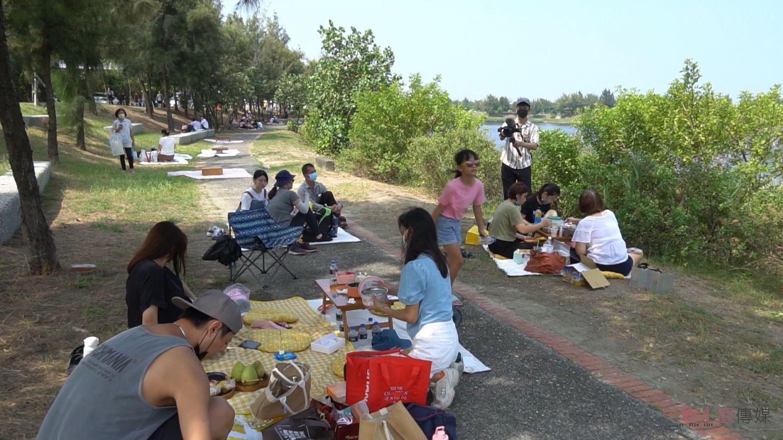 影／口湖產業嘉年華滯洪池熱鬧登場　環湖遊艇划舟野餐市集免費嚐美食 - https://www.watchmedia01.com