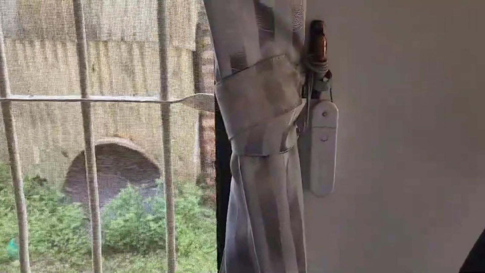 四歲男童被窗簾拉繩纏頸　以電話線上指導男童父親CPR搶救　幸已脫險 - https://www.watchmedia01.com