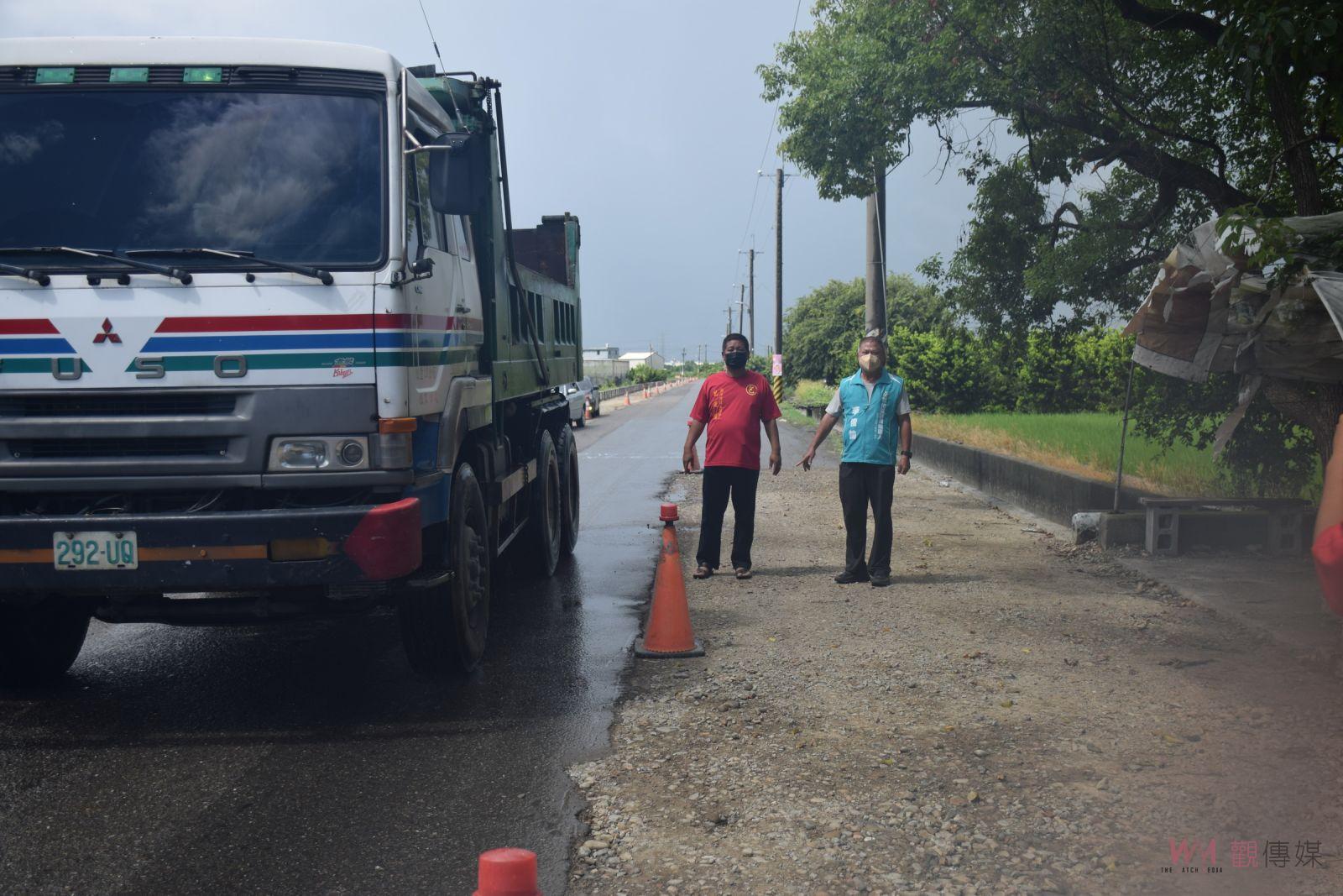 影／做半套！溪州鄉下壩路進行路面刨除工程慢郎中　學生與砂石車爭道 - https://www.watchmedia01.com