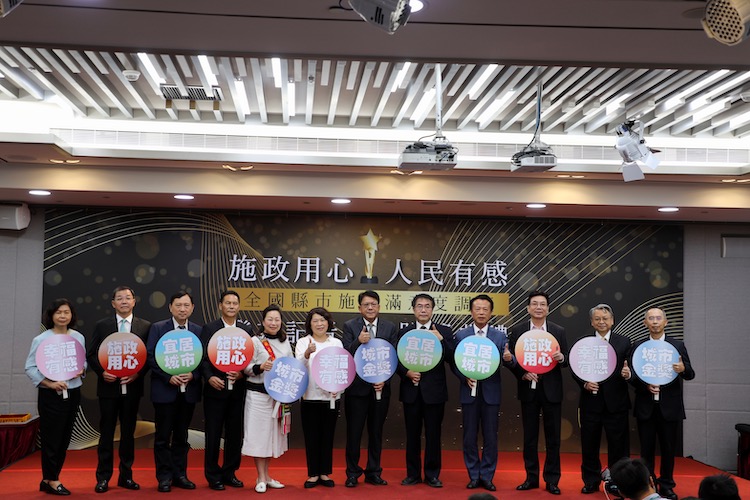 翁章梁榮獲施政滿意度全台第一與交通狀況雙項金獎殊榮 - https://www.watchmedia01.com