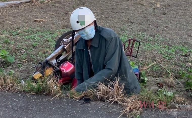 八旬翁摔車困水溝　員警援助召救護車送醫 - https://www.watchmedia01.com