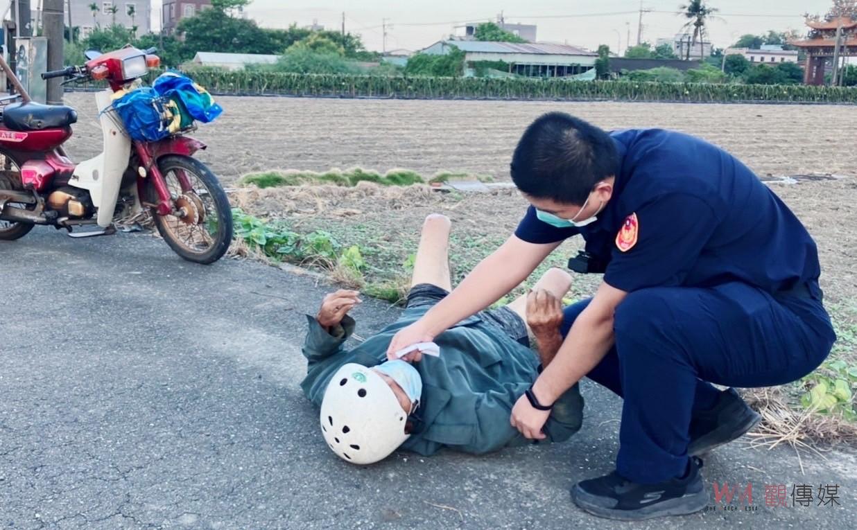 八旬翁摔車困水溝　員警援助召救護車送醫 - https://www.watchmedia01.com