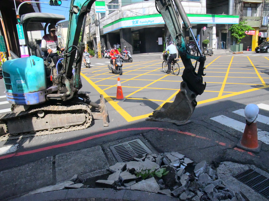 員林市民代表張偉傑看見路面危機，僑信國小學童用路安全有保障! - https://www.watchmedia01.com