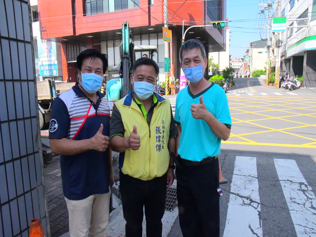 員林市民代表張偉傑看見路面危機，僑信國小學童用路安全有保障! - https://www.watchmedia01.com