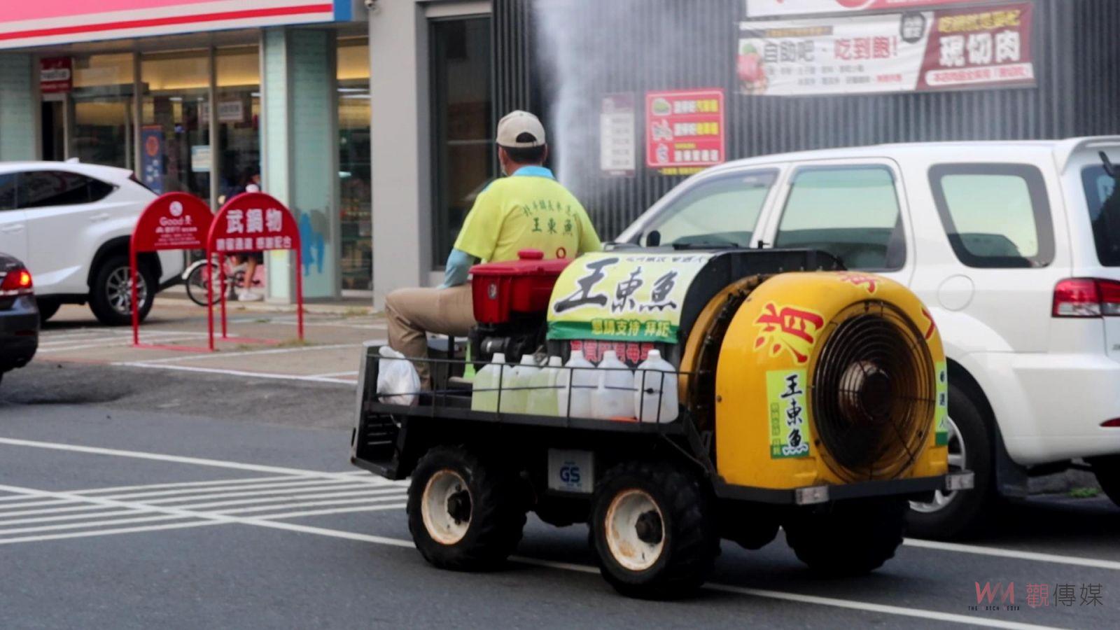 影／北斗人永遠的志工王東魚駕著消毒車進行防疫大清消 - https://www.watchmedia01.com