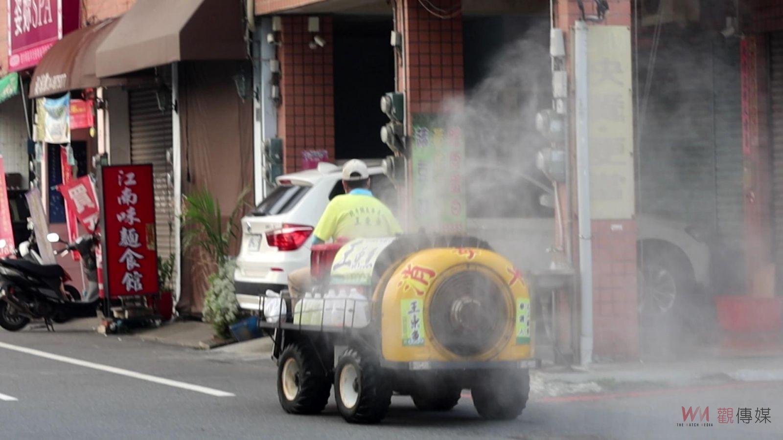 影／北斗人永遠的志工王東魚駕著消毒車進行防疫大清消 - https://www.watchmedia01.com