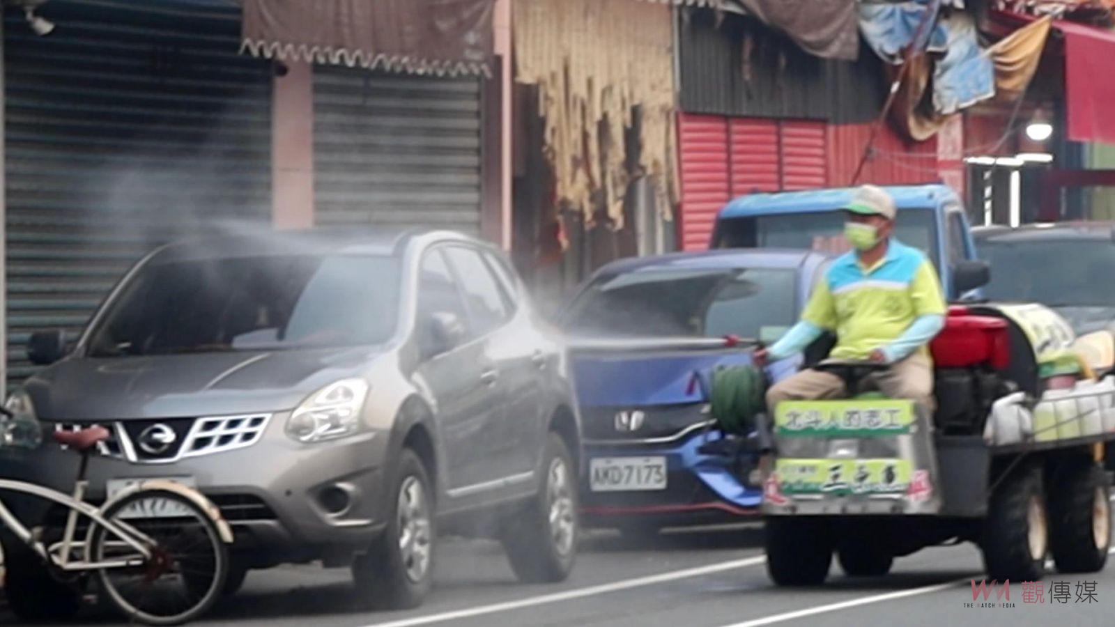 影／北斗人永遠的志工王東魚駕著消毒車進行防疫大清消 - https://www.watchmedia01.com