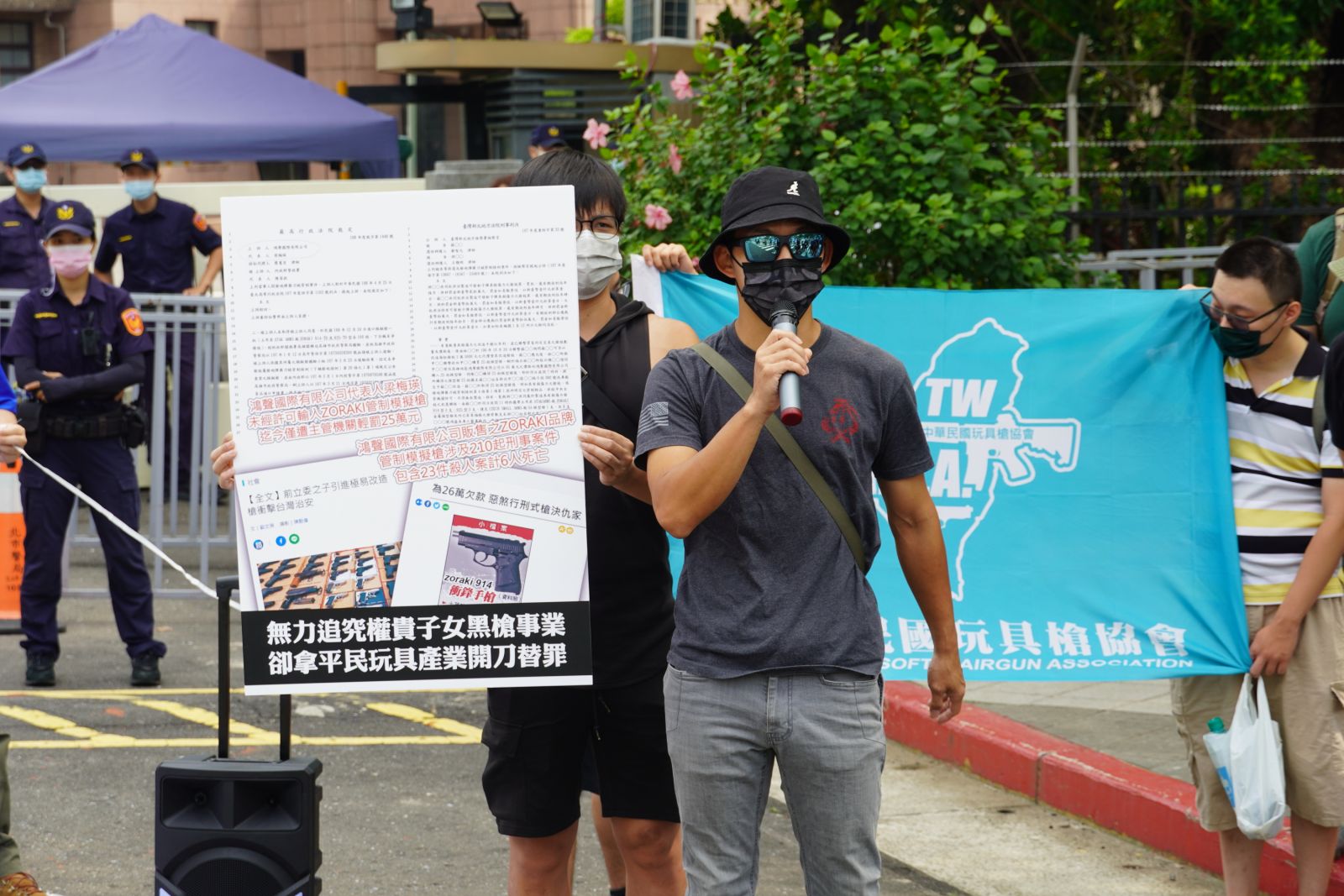 反對BB槍進口管制 玩具槍協會行政院前舉白布條 - https://www.watchmedia01.com