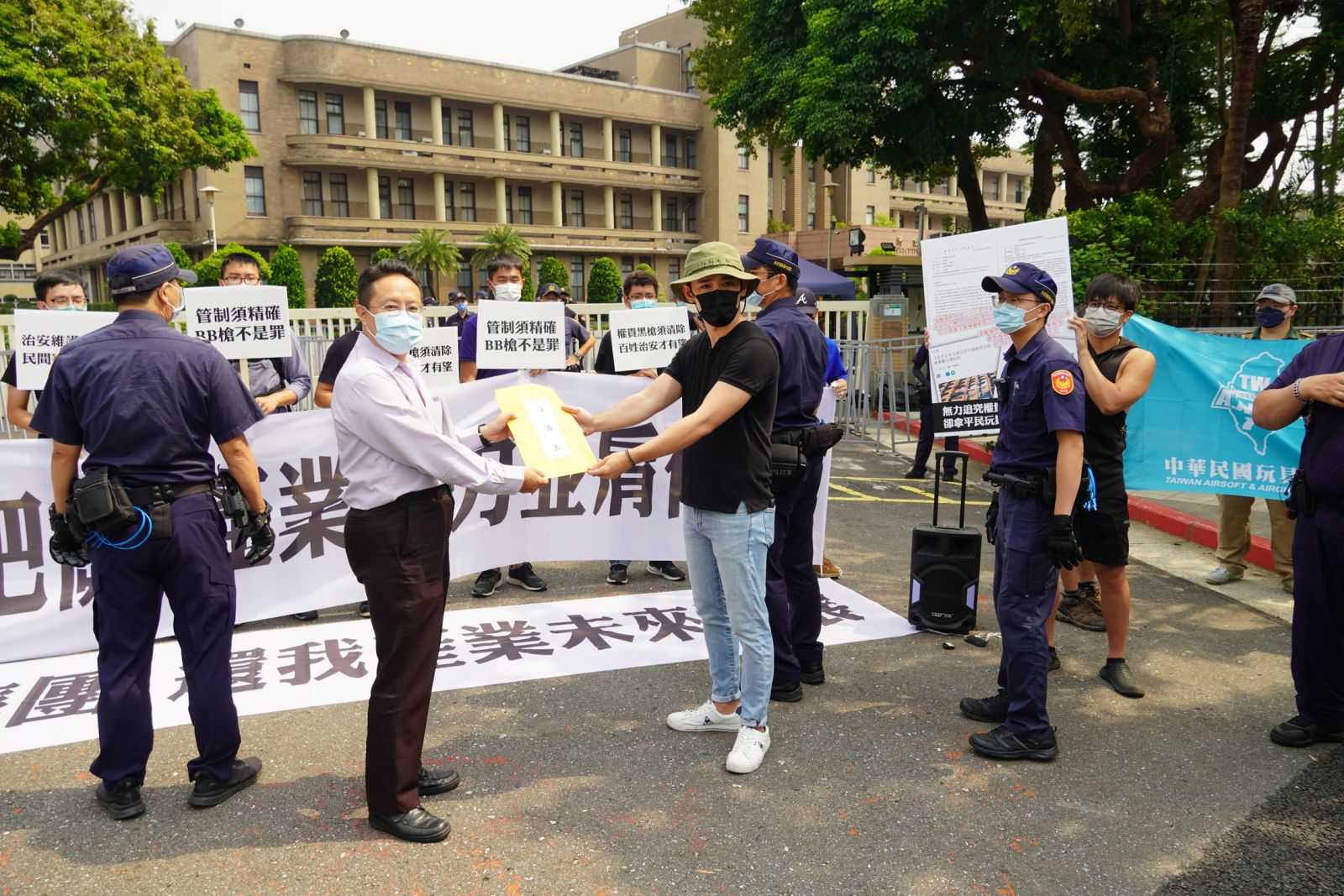 反對BB槍進口管制 玩具槍協會行政院前舉白布條 - https://www.watchmedia01.com