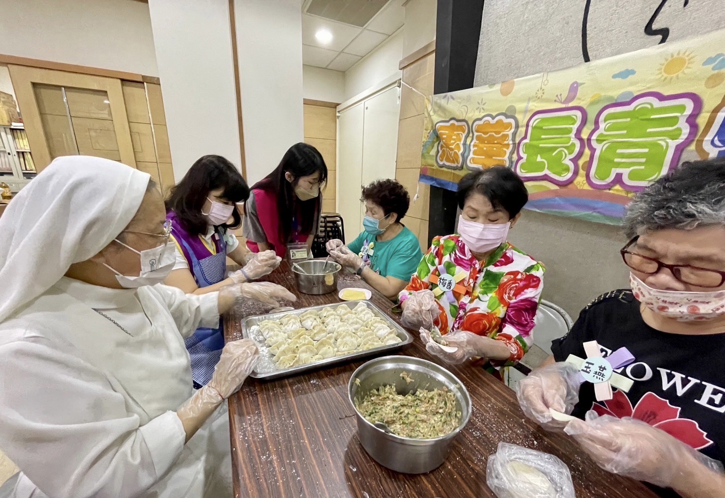 發揮以老助老精神 長青快樂學堂餃子宴慶重陽 - https://www.watchmedia01.com