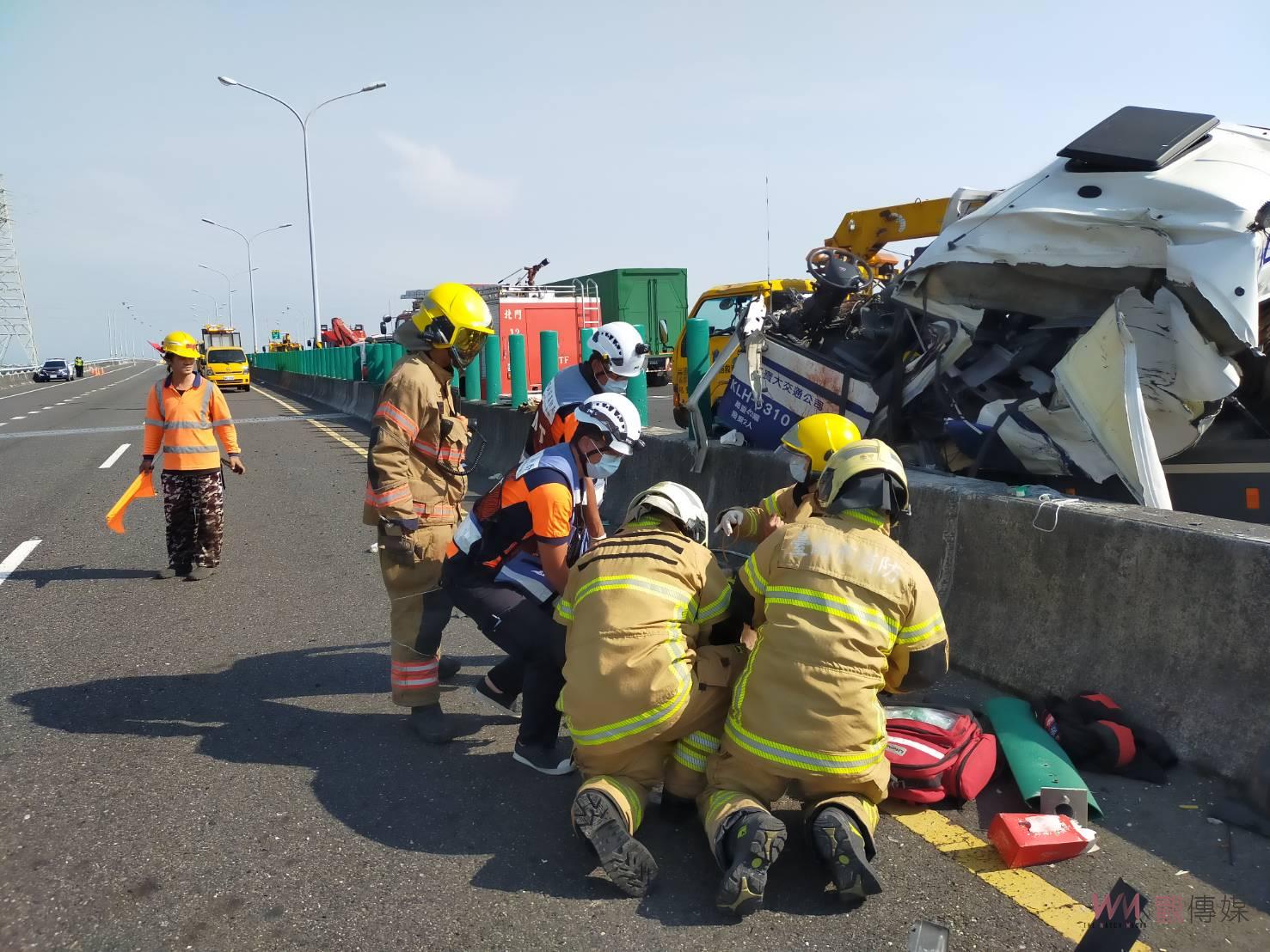 台84線快速公路大車追撞 駕駛一度受困意識不清 - https://www.watchmedia01.com