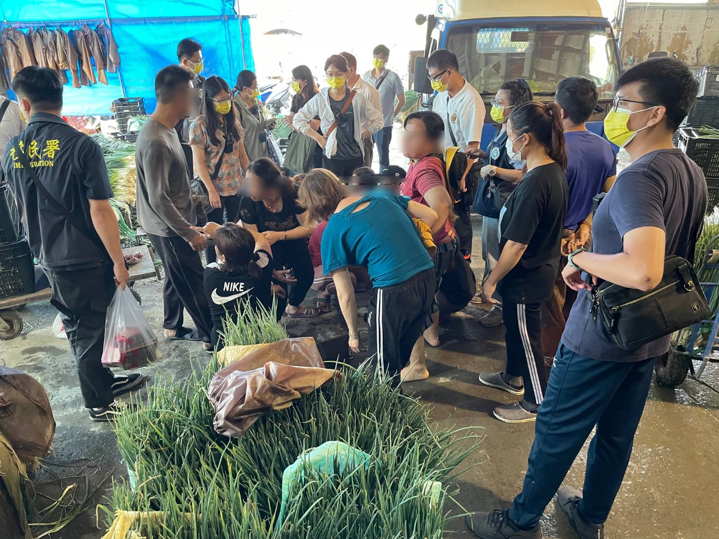 影／捕「蜂」大作戰！移民署偕警組捕蜂大隊查獲非法外人45名 - https://www.watchmedia01.com