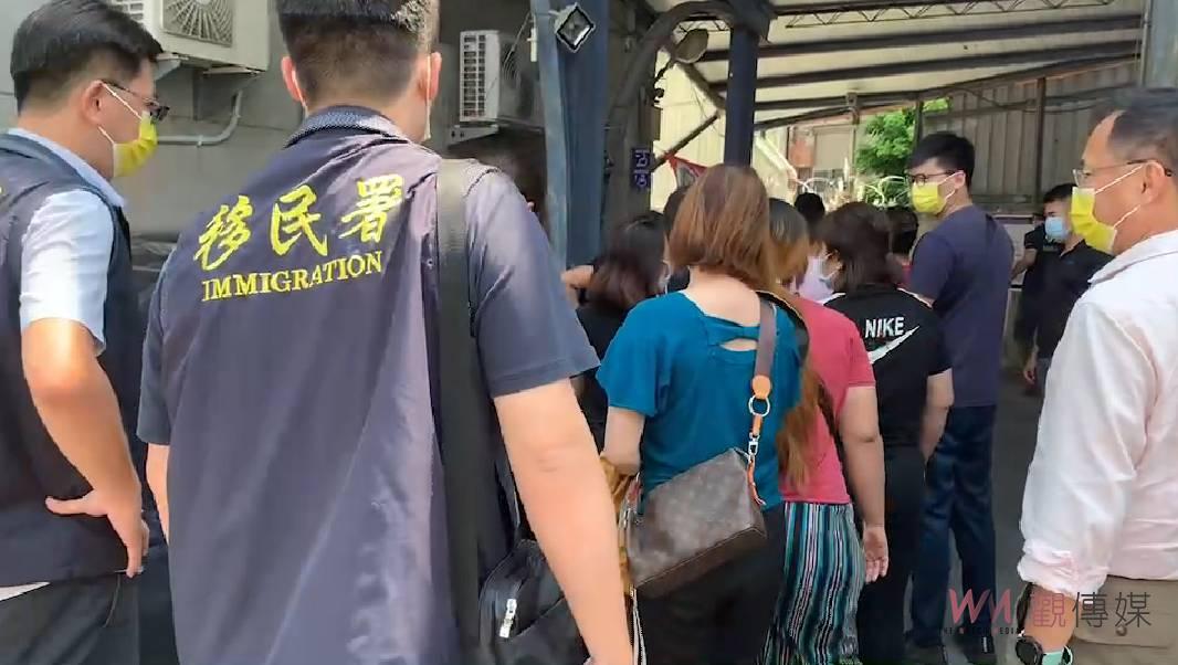 影／捕「蜂」大作戰！移民署偕警組捕蜂大隊查獲非法外人45名 - https://www.watchmedia01.com
