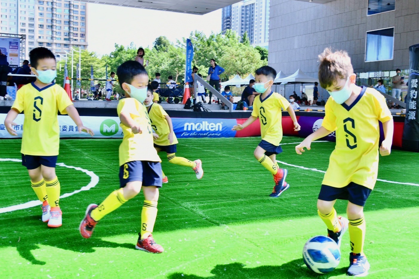 迷你足球中市府廣場可愛開踢 430名小小球員超萌登場 - https://www.watchmedia01.com
