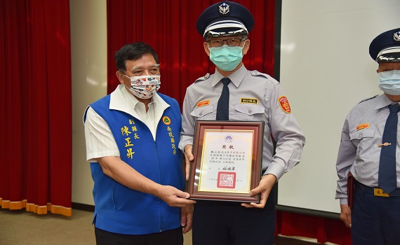 南投縣政府9月治安會報 陳副縣長表揚有功人員 - https://www.watchmedia01.com