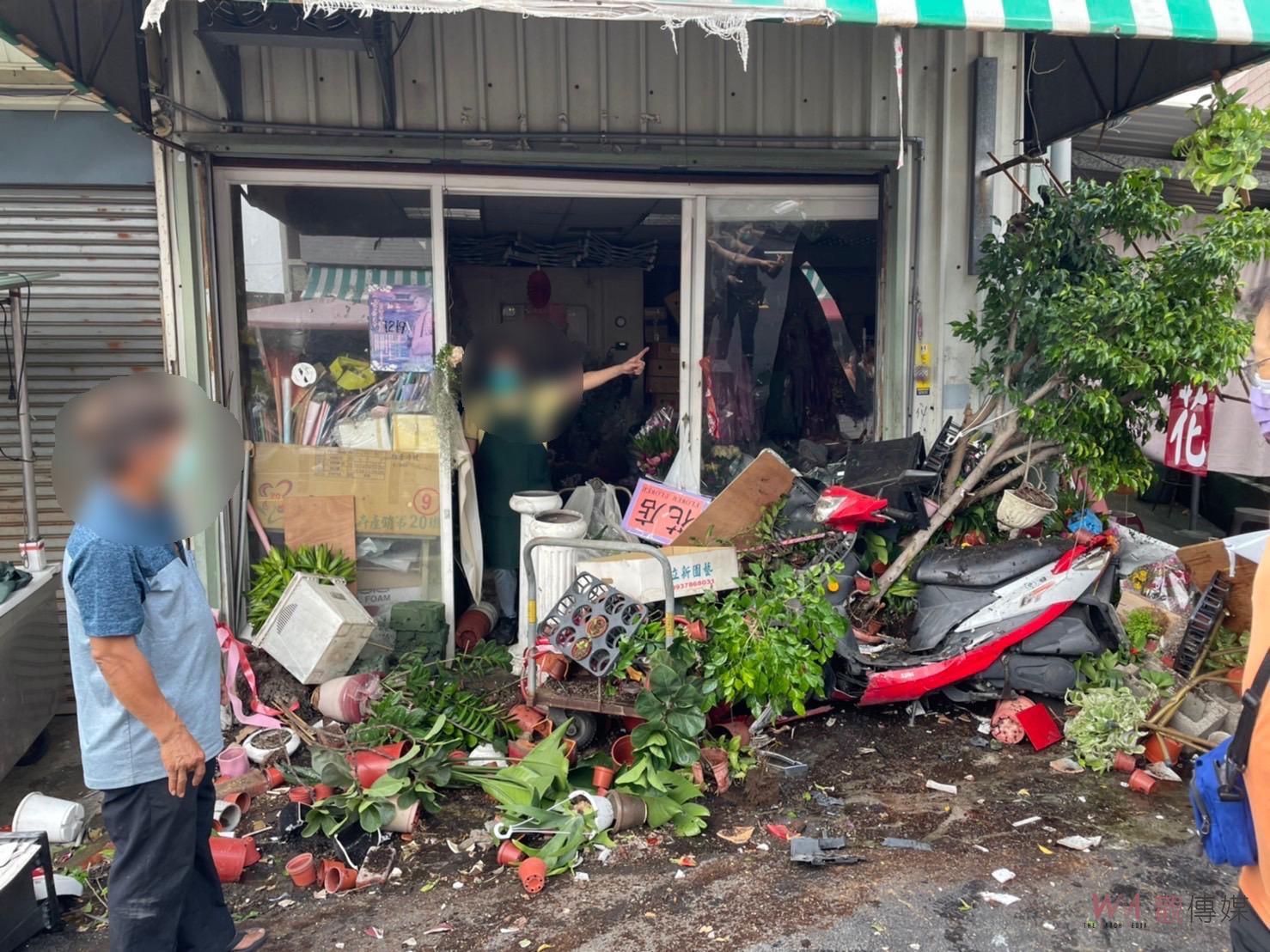 越南籍男子無照駕駛失控衝撞 店家商品及攤車全撞爛 - https://www.watchmedia01.com