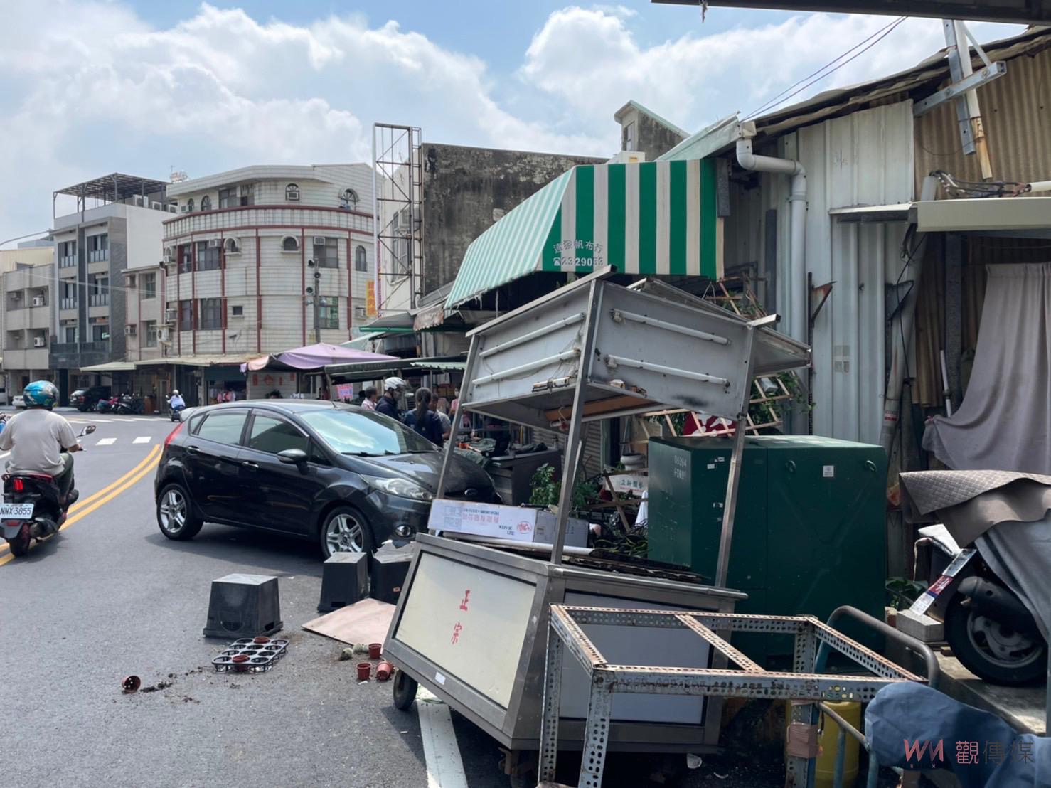 越南籍男子無照駕駛失控衝撞 店家商品及攤車全撞爛 - https://www.watchmedia01.com