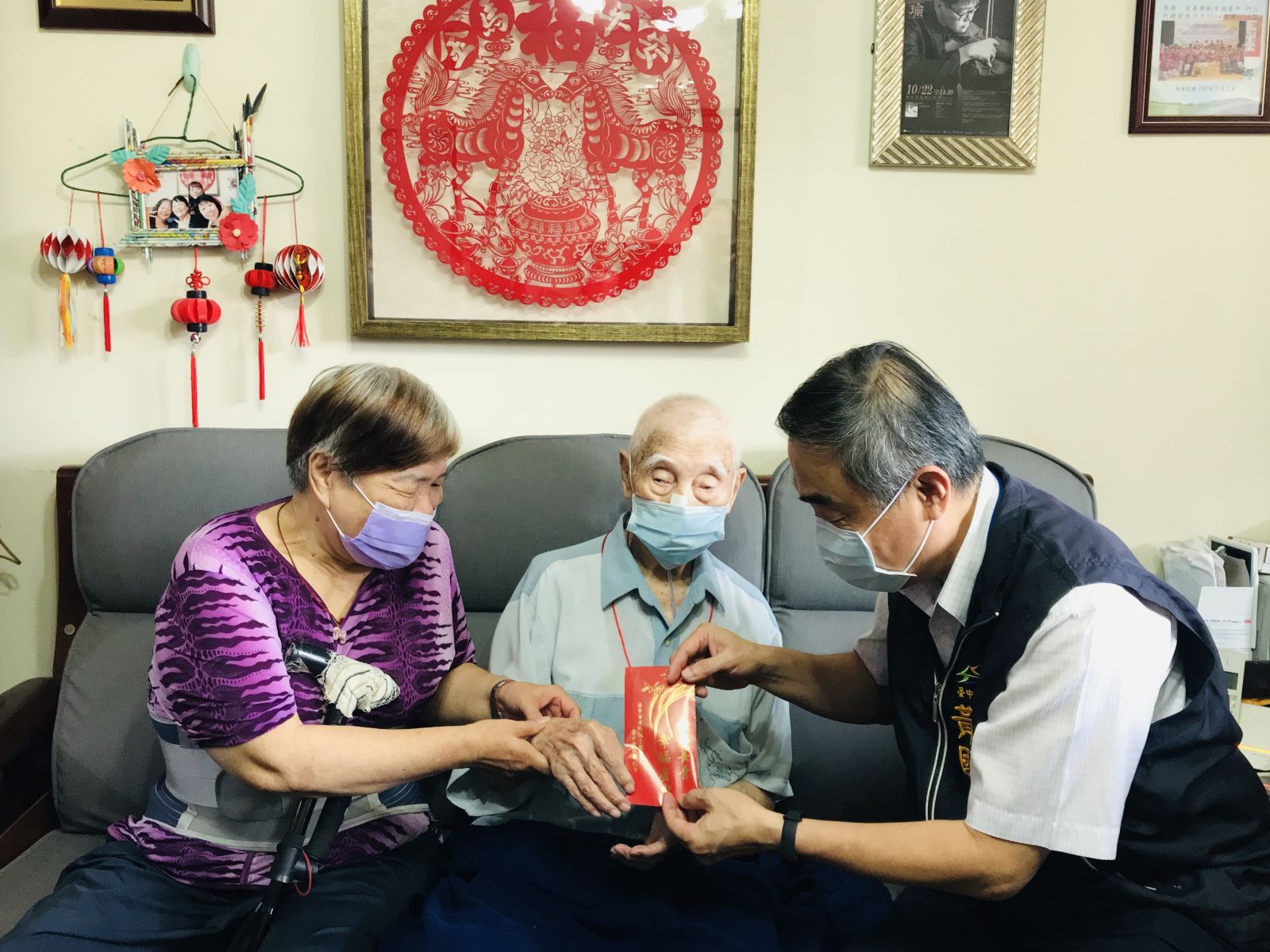 探訪百歲人瑞 副市長黃國榮贈禮金賀重陽 - https://www.watchmedia01.com