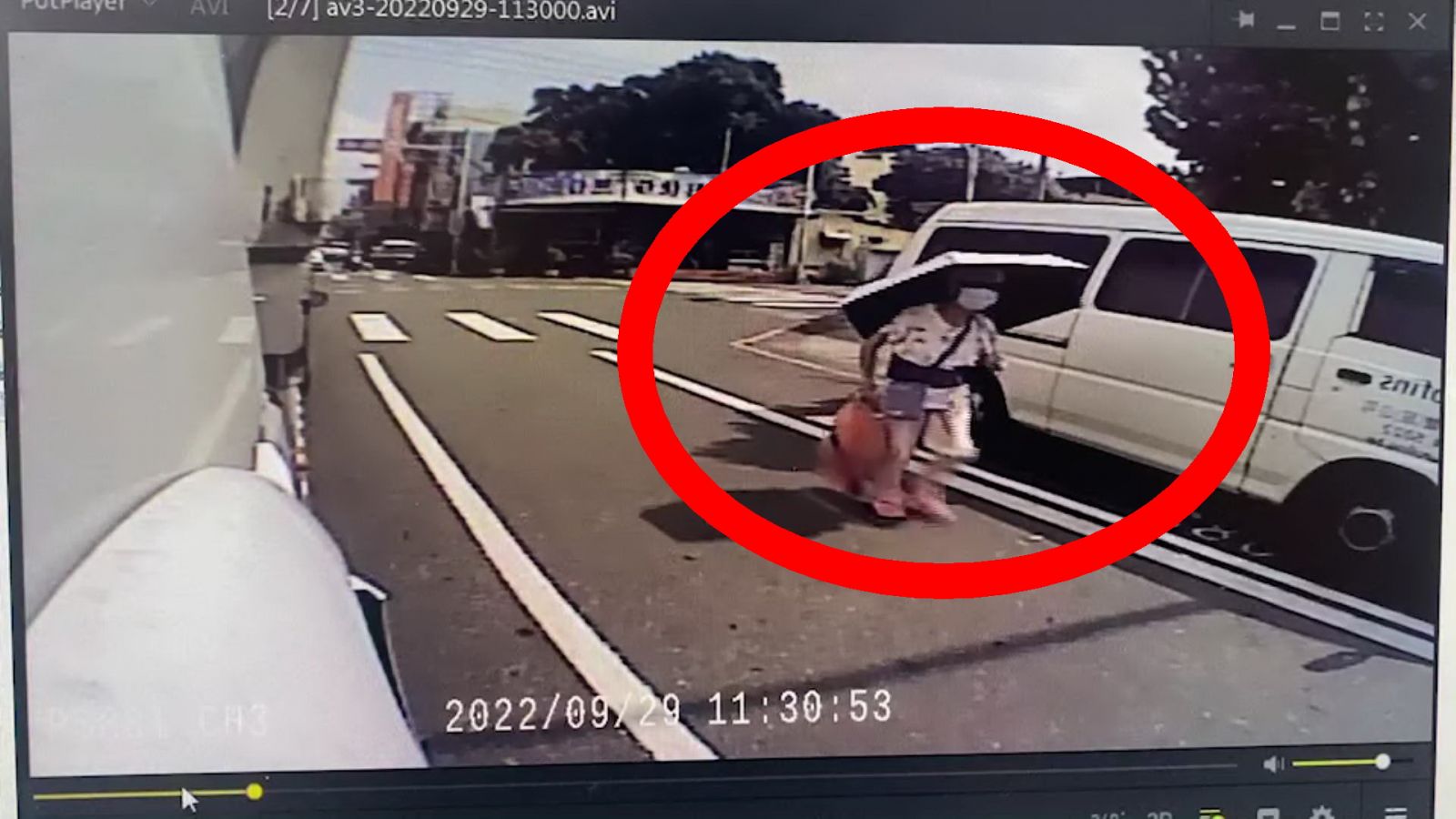影／險晚七天才回到家！阿嬤穿越雙黃線過馬路人捲入聯結車車底 - https://www.watchmedia01.com